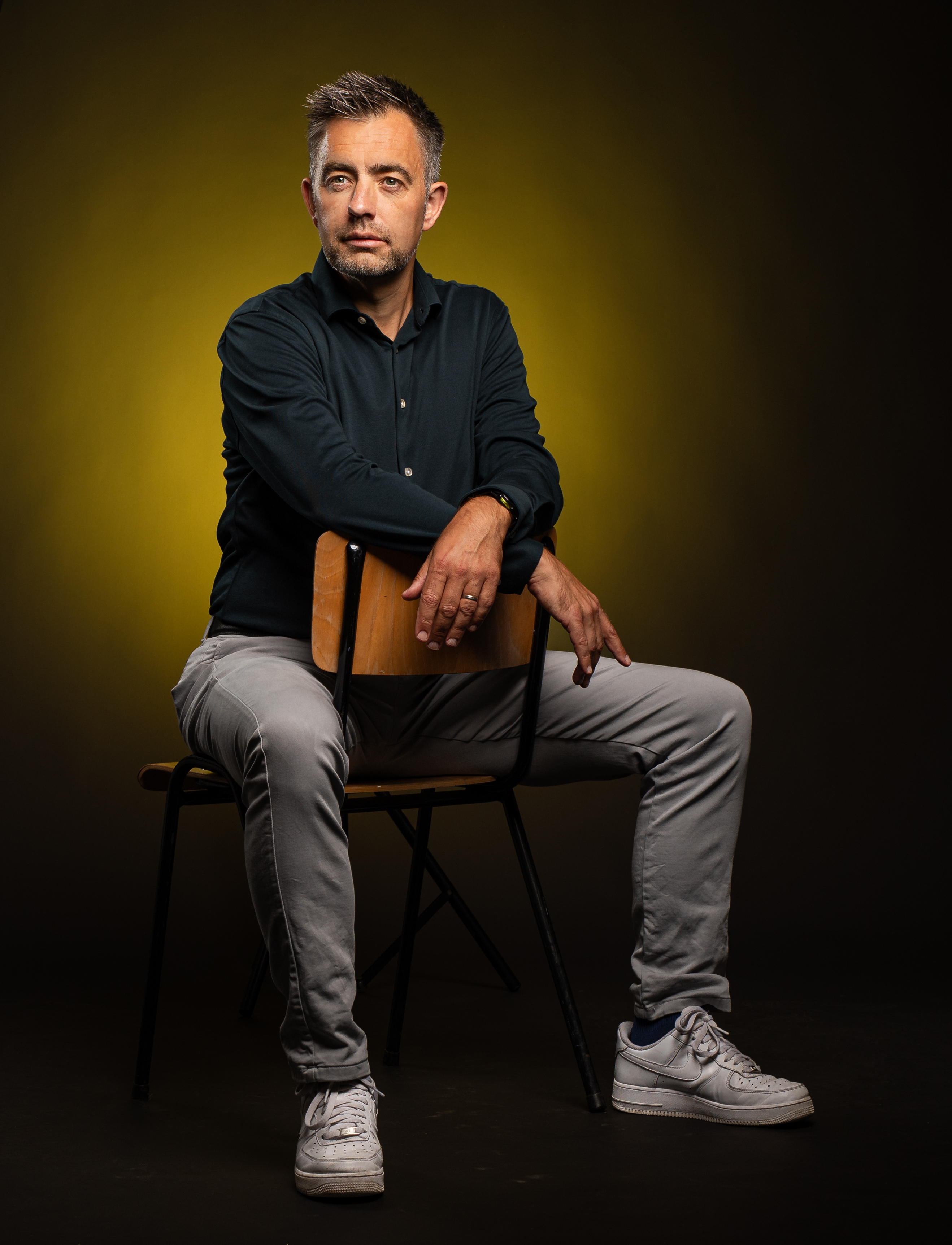 Portret van Siemon van Dam tegen een goudgele achtergrond